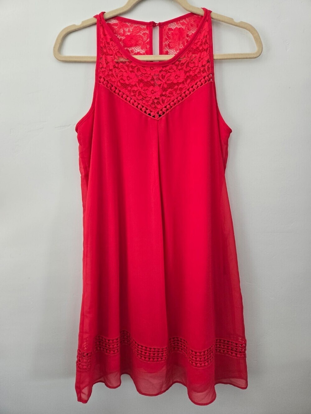 A. Byer Boho-Chic Sleeveless Lace Detail Shift Dress. Color: Poppy. Size Small.